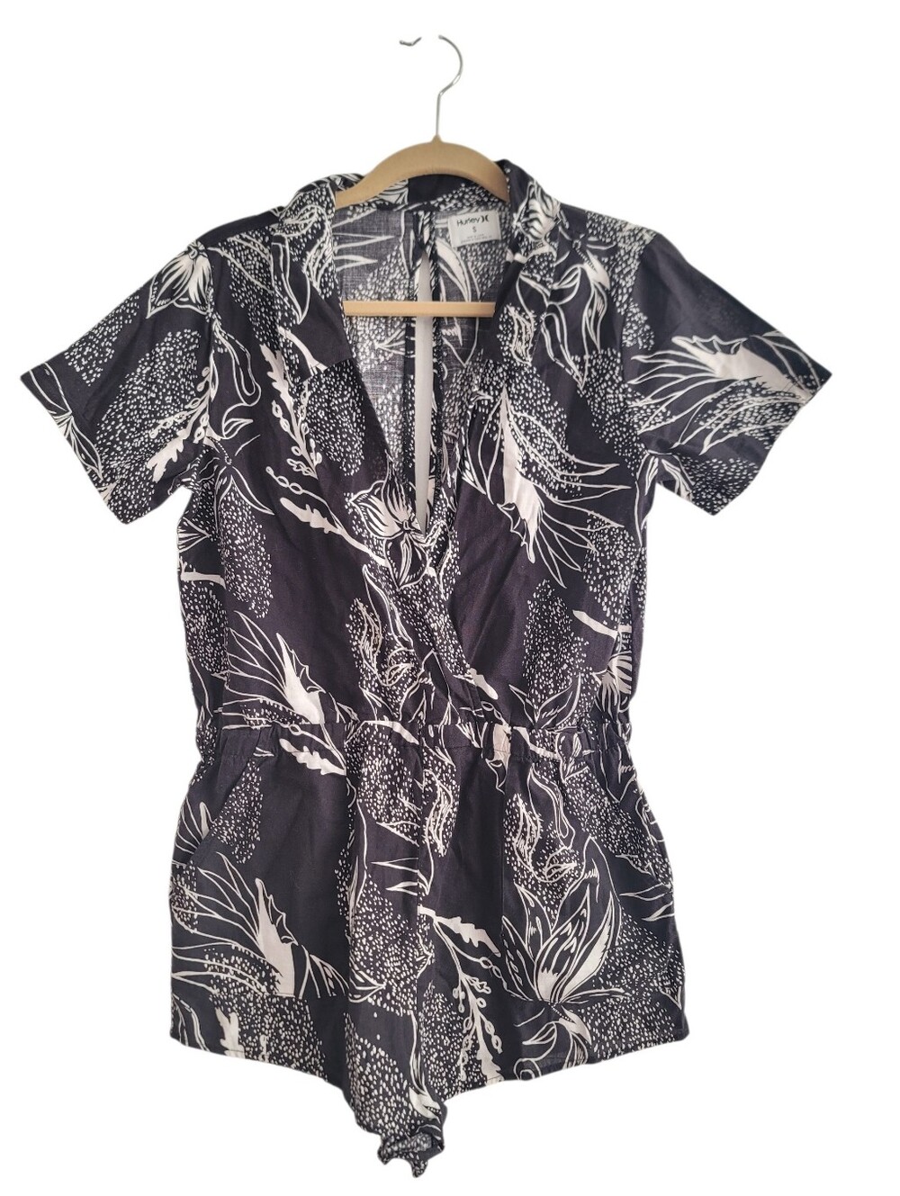 Hurley Size Small Black Floral Domino Short Sleeve Romper Vacation One Piece